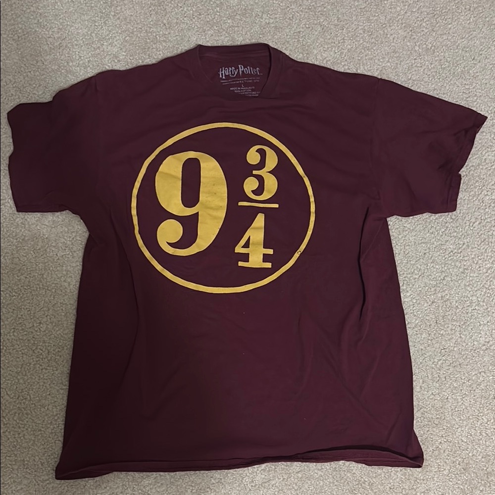 Platform 9 3/4 Harry Potter Maroon Tee with Gold Design, Unisex Large ⚡️🪄🧙🏼
